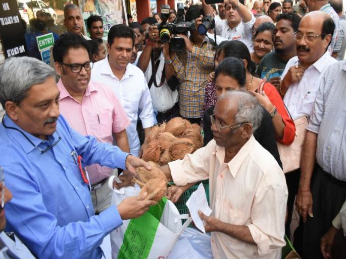 Goa : Government coconut sales at subsidized rates | गोव्यात अनुदानित दराने सरकारी नारळ विक्री सुरू, मुख्यमंत्र्यांकडून पणजीत उद्घाटन