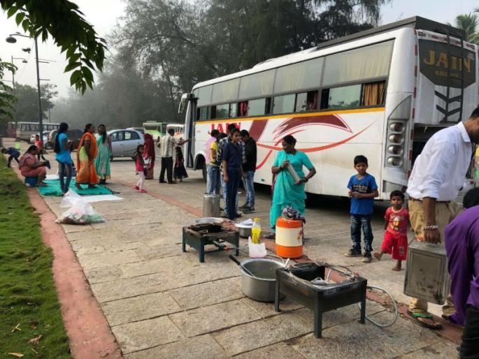 Goa's cooking on the footpath in Goa, strongly condemns the locals | गोव्यात पर्यटकांकडून फुटपाथवर स्वयंपाक, स्थानिकांचा जोरदार आक्षेप