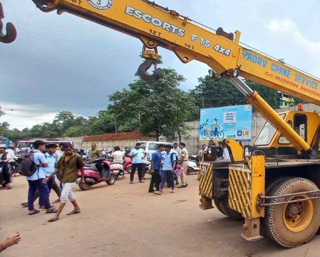 An innocent life crushed by a careless crane operator a motorcycle pilot dies | बेदरकार क्रेन चालकाने चिरडला एक निष्पाप जीव, मोटरसायकल पायलटचा मृत्यू