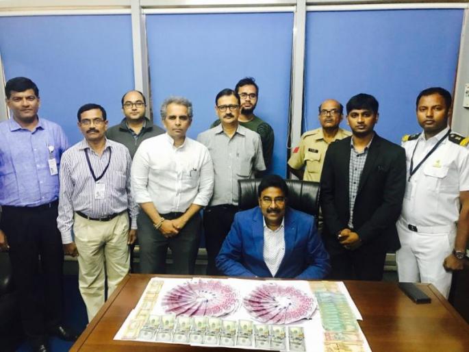 Foreign tourist seized from Dubai passenger; Customs action | दुबईला जाणाऱ्या प्रवाशाकडून विदेशी चलने जप्त; कस्टम विभागाची कारवाई Foreign tourist seized from Dubai passenger; Customs action | दुबईला जाणाऱ्या प्रवाशाकडून विदेशी चलने जप्त; कस्टम विभागाची कारवाई