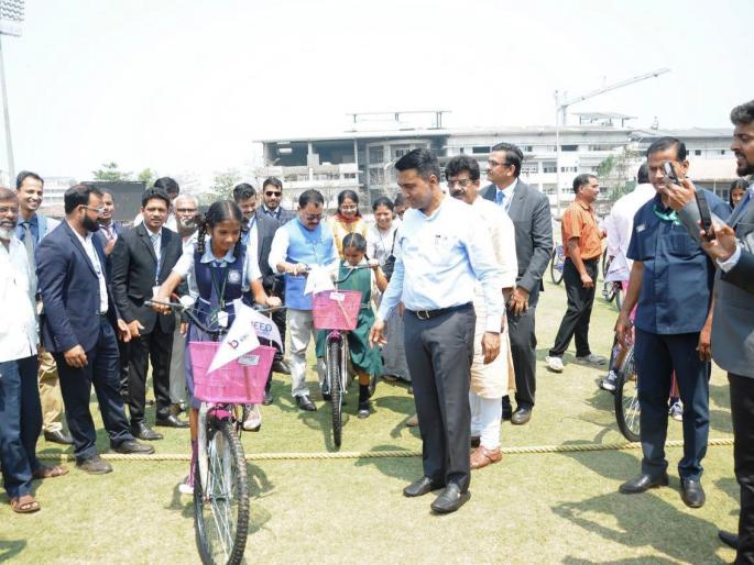 where there is no school bus there is a govt bicycle distribution to 250 students from tribal areas | जिथे स्कूलबस नाही, तिथे सरकारची सायकल; आदिवासी भागातील २५० विद्यार्थ्यांना वाटप