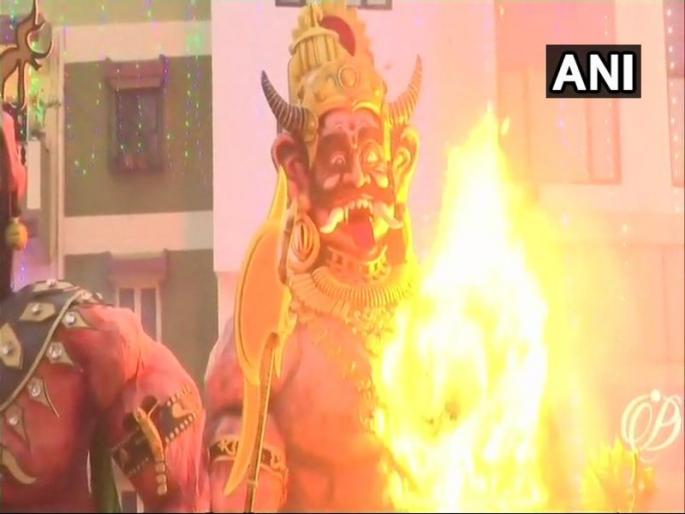 Goa: Effigies of Narakasura burnt on the occasion of Naraka Chaturdashi in Panaji, early morning today | गोव्यात नरकासुराचे दहन करून दिवाळी साजरी Goa: Effigies of Narakasura burnt on the occasion of Naraka Chaturdashi in Panaji, early morning today | गोव्यात नरकासुराचे दहन करून दिवाळी साजरी