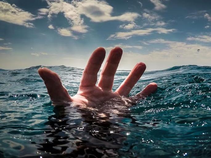 man drowned while taking a bath in small river | नातेवाईंकासह आंघोळीला ओहोळात उतरला असता बुडून मृत्यू  man drowned while taking a bath in small river | नातेवाईंकासह आंघोळीला ओहोळात उतरला असता बुडून मृत्यू