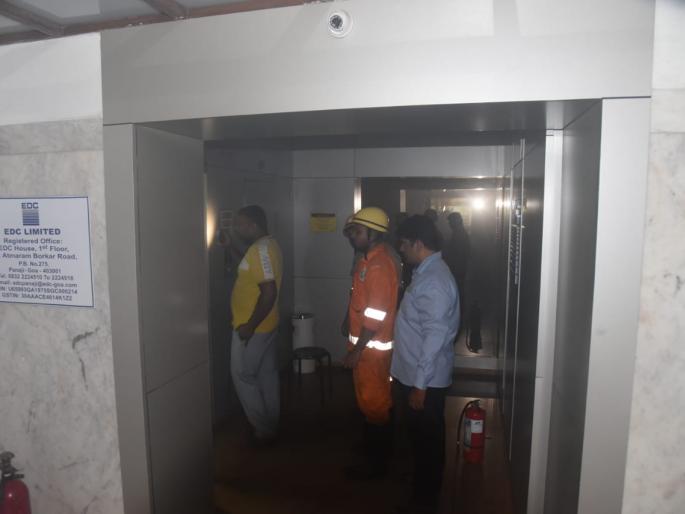 fire broke out in the lift of edc office panaji goa fortunately there was no casualty | ईडीसी कार्यालयाच्या लीफ्टला लागली आग, सुदैवाने जीवितहानी नाही fire broke out in the lift of edc office panaji goa fortunately there was no casualty | ईडीसी कार्यालयाच्या लीफ्टला लागली आग, सुदैवाने जीवितहानी नाही