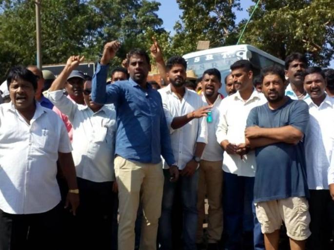 The fish car in Goa stopped at the checkpoint | गोव्यातून जाणारी मासळी कारवार चेक नाक्यावर अडवली The fish car in Goa stopped at the checkpoint | गोव्यातून जाणारी मासळी कारवार चेक नाक्यावर अडवली
