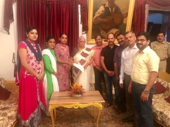 ... and the Governor of Goa stopped the doctors in the half-day | ...आणि गोव्याच्या राज्यपालांनी अर्ध्या दिवसातच थांबवले डाॅक्टरांचे उपोषण ... and the Governor of Goa stopped the doctors in the half-day | ...आणि गोव्याच्या राज्यपालांनी अर्ध्या दिवसातच थांबवले डाॅक्टरांचे उपोषण