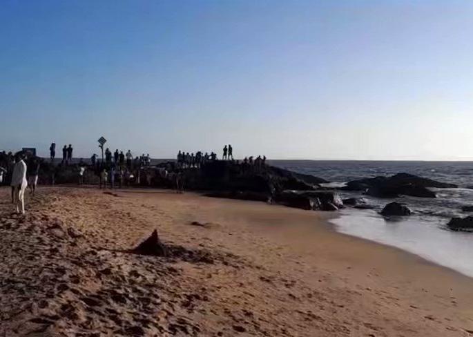 lust for selfie took the life four drowned in goa harmal beach two bodies recovered search for others underway | सेल्फीची हौस बेतली जीवावर, चौघे बुडाले; दोन मृतदेह सापडले, इतरांचा शोध सुरू lust for selfie took the life four drowned in goa harmal beach two bodies recovered search for others underway | सेल्फीची हौस बेतली जीवावर, चौघे बुडाले; दोन मृतदेह सापडले, इतरांचा शोध सुरू