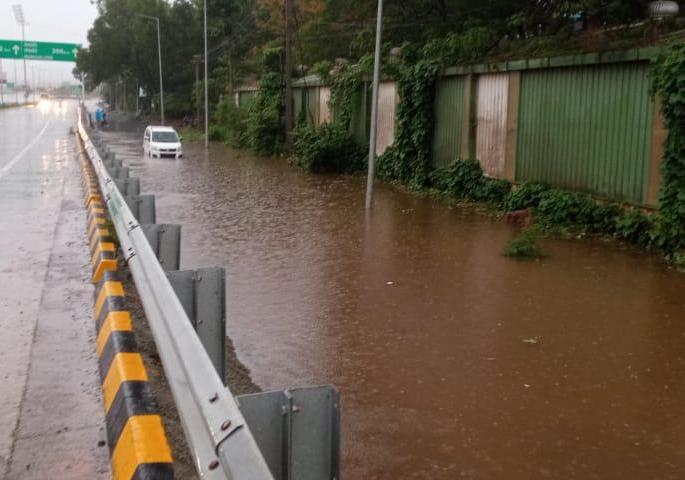 6 inches collapsed in 24 hours heavy rain in goa with 8 inches in capital panaji | २४ तासांत ६ इंच 'कोसळला'; राजधानी पणजीत ८ इंचांसह अतिवृष्टी, राज्यभरात पडझड 6 inches collapsed in 24 hours heavy rain in goa with 8 inches in capital panaji | २४ तासांत ६ इंच 'कोसळला'; राजधानी पणजीत ८ इंचांसह अतिवृष्टी, राज्यभरात पडझड