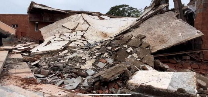how did the slab fall without even touching it goa kala academy collapsed roof old | स्पर्शही न करता स्लॅब कसा पडला? कोसळलेले छप्पर जुनेच how did the slab fall without even touching it goa kala academy collapsed roof old | स्पर्शही न करता स्लॅब कसा पडला? कोसळलेले छप्पर जुनेच