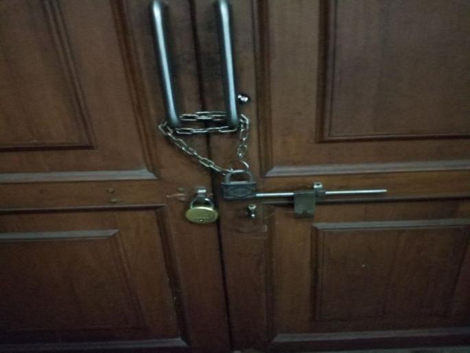 Locked by the agitators to the mining department, Chav handed over to the police | खाण खात्याला आंदोलकांकडून कुलूप, चावी पोलिसांकडे सुपूर्द Locked by the agitators to the mining department, Chav handed over to the police | खाण खात्याला आंदोलकांकडून कुलूप, चावी पोलिसांकडे सुपूर्द