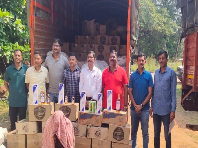 Transport of Goa-made liquor under sacks of firewood, goods worth half a crore seized in Osargaon Sindhudurg | Kolhapur: सरपणाच्या पोत्यांखालून गोवा बनावटीच्या दारूची वाहतूक, सव्वा कोटीचा मुद्देमाल जप्त Transport of Goa-made liquor under sacks of firewood, goods worth half a crore seized in Osargaon Sindhudurg | Kolhapur: सरपणाच्या पोत्यांखालून गोवा बनावटीच्या दारूची वाहतूक, सव्वा कोटीचा मुद्देमाल जप्त