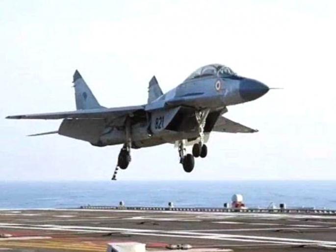 MiG 29K fighter aircraft crashes off Goa coast in Panaji | गोव्यात नौदलाचे लढाऊ Mig-29k विमान कोसळले; वैमानिक सुखरुप MiG 29K fighter aircraft crashes off Goa coast in Panaji | गोव्यात नौदलाचे लढाऊ Mig-29k विमान कोसळले; वैमानिक सुखरुप
