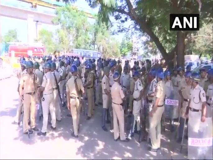 Panaji, agitation by the mining authorities, blocked the Mandvi bridge for two hours, finally the lathichala | पणजीत आंदोलक खाण अवलंबितांनी पावणेतीन तास दोन्ही मांडवी पूल रोखले, पोलिसांकडून अखेर लाठीहल्ला Panaji, agitation by the mining authorities, blocked the Mandvi bridge for two hours, finally the lathichala | पणजीत आंदोलक खाण अवलंबितांनी पावणेतीन तास दोन्ही मांडवी पूल रोखले, पोलिसांकडून अखेर लाठीहल्ला