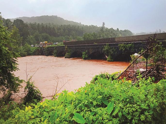 The Mumbai-Goa highway was blocked due to flood, the bridge was closed for traffic for six and a half hours | पुरामुळे मुंबई-गोवा महामार्ग ठप्प, साडेसहा तास पूल वाहतुकीसाठी होता बंद