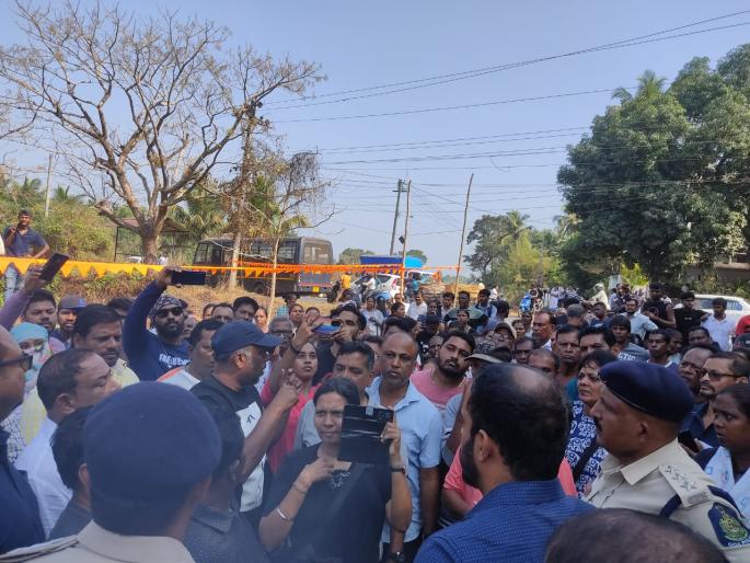 Controversy flares up over statue of Chhatrapati Shivaji Maharaj The crowd threw stones at the minister | गोवा : छत्रपती शिवाजी महाराजांच्या पुतळ्यावरून वादाचा भडका; जमावाकडून मंत्र्यावर दगडफेक Controversy flares up over statue of Chhatrapati Shivaji Maharaj The crowd threw stones at the minister | गोवा : छत्रपती शिवाजी महाराजांच्या पुतळ्यावरून वादाचा भडका; जमावाकडून मंत्र्यावर दगडफेक