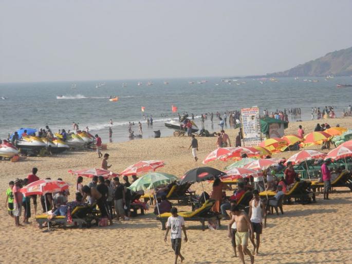In Goa, the break of New Year's festivities and the arrival of New Year's visitors | गोव्यात नववर्षाची धूम, नववर्षाच्या स्वागताला पर्यटकांची तोबा गर्दी In Goa, the break of New Year's festivities and the arrival of New Year's visitors | गोव्यात नववर्षाची धूम, नववर्षाच्या स्वागताला पर्यटकांची तोबा गर्दी
