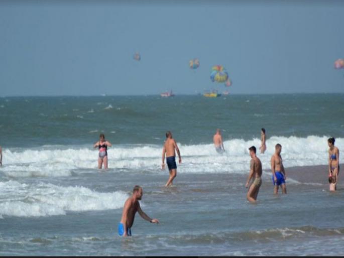 Goa waits for monsoon | गोमंतकीयांना मान्सूनची प्रतीक्षा, लाखो पर्यटकांची समुद्रस्नानासाठी गर्दी Goa waits for monsoon | गोमंतकीयांना मान्सूनची प्रतीक्षा, लाखो पर्यटकांची समुद्रस्नानासाठी गर्दी
