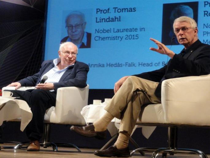 'Do not be afraid to make mistakes, that mistake may be hidden in tomorrow's invention', Nobel laureates advise students | 'चुका करायला घाबरु नका, त्या चुकीत उद्याचा आविष्कार दडलेला असेल', नोबेल पुरस्कार विजेत्यांचा विद्यार्थ्यांना सल्ला 'Do not be afraid to make mistakes, that mistake may be hidden in tomorrow's invention', Nobel laureates advise students | 'चुका करायला घाबरु नका, त्या चुकीत उद्याचा आविष्कार दडलेला असेल', नोबेल पुरस्कार विजेत्यांचा विद्यार्थ्यांना सल्ला