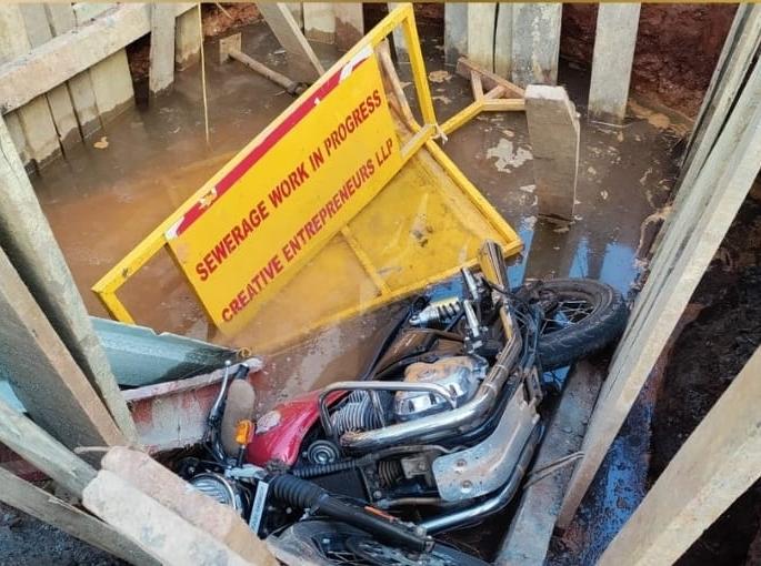 former corporator son died after falling into pit dug for smart city work in panaji goa | स्मार्ट सिटीच्या कामासाठी खोदलेल्या खड्ड्यात पडून माजी नगरसेवकाचा पुत्र ठार