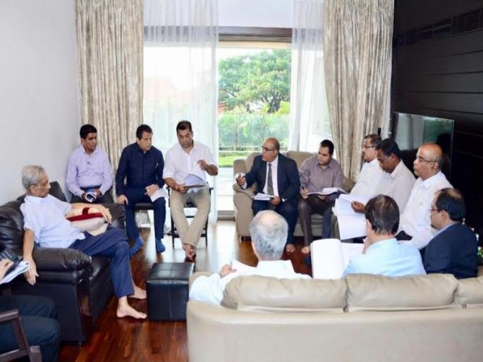 goa chief ministers office releases image of manohar parrikar at a meeting | पर्रीकरांच्या फोटोवरून सोशल मीडियावर वाद goa chief ministers office releases image of manohar parrikar at a meeting | पर्रीकरांच्या फोटोवरून सोशल मीडियावर वाद