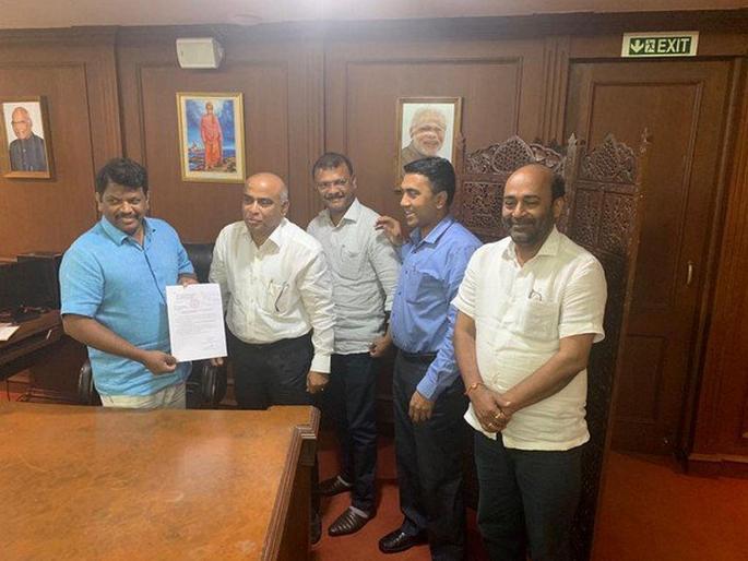 midnight political drama in goa 2 Mgp Mlas Split From Party Merge Legislative Wing With Bjp | गोव्यात रात्रीस खेळ चाले; मगोप भाजपात विलीन, दोन आमदार फुटले midnight political drama in goa 2 Mgp Mlas Split From Party Merge Legislative Wing With Bjp | गोव्यात रात्रीस खेळ चाले; मगोप भाजपात विलीन, दोन आमदार फुटले