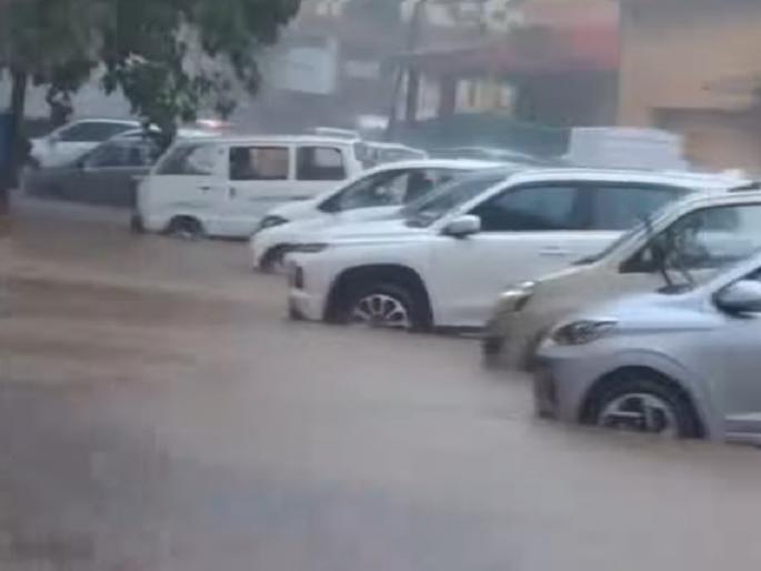 In the first rain the smart city collapsed water entered the shops where the cars were moving | पहिल्याच पावसात स्मार्ट सिटी तुंबली, गाड्या रुतल्या दुकानांमध्ये घुसले पाणी In the first rain the smart city collapsed water entered the shops where the cars were moving | पहिल्याच पावसात स्मार्ट सिटी तुंबली, गाड्या रुतल्या दुकानांमध्ये घुसले पाणी