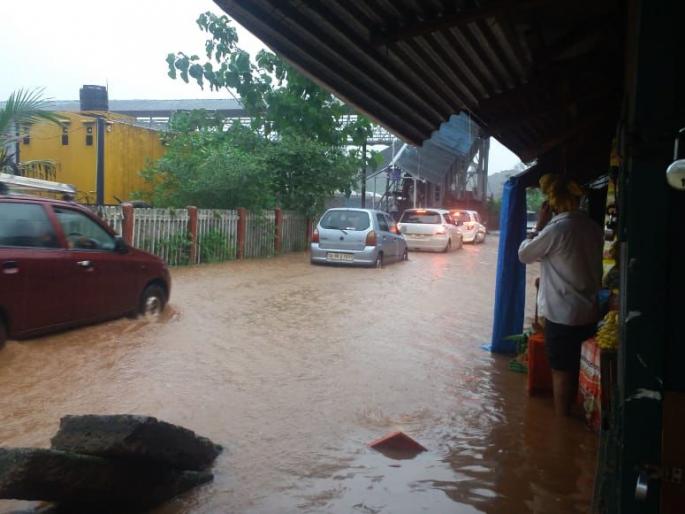 murgaon sasashti lashed by rain pre monsoon showers tree fell | मुरगाव, सासष्टीला पावसाने झोडपले; मान्सूनपूर्व सरींची सलामी, झाडे कोसळली