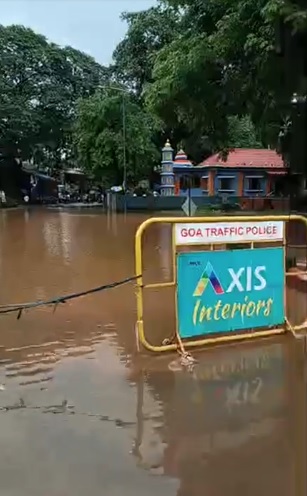 Roads in Old Goa have the appearance of ponds  | जुने गोवेतील रस्त्यांना तळ्याचे स्वरुप  Roads in Old Goa have the appearance of ponds  | जुने गोवेतील रस्त्यांना तळ्याचे स्वरुप