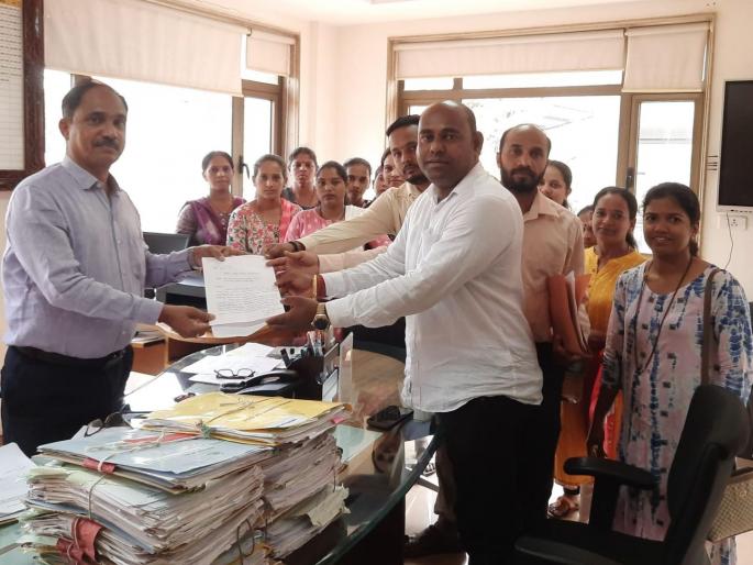 Goa: Angry sarpanch, parents strike on education department due to transfer of teacher | गोवा : शिक्षिकेच्या बदलीमुळे संतप्त सरपंच, पालकांची शिक्षण खात्यावर धडक Goa: Angry sarpanch, parents strike on education department due to transfer of teacher | गोवा : शिक्षिकेच्या बदलीमुळे संतप्त सरपंच, पालकांची शिक्षण खात्यावर धडक