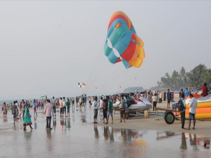 Arbitrary behavior of tourists on the shores of Goa, video viral, outrage everywhere | गोव्याच्या किनाऱ्यावर पर्यटकांचे स्वैर वर्तन, व्हिडीओ व्हायरल, सर्वत्र संताप Arbitrary behavior of tourists on the shores of Goa, video viral, outrage everywhere | गोव्याच्या किनाऱ्यावर पर्यटकांचे स्वैर वर्तन, व्हिडीओ व्हायरल, सर्वत्र संताप