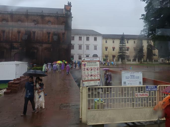 Crowd of tourists in tourist places even in heavy rain in goa | भर पावसातही पर्यटन स्थळी पर्यटकांची गर्दी Crowd of tourists in tourist places even in heavy rain in goa | भर पावसातही पर्यटन स्थळी पर्यटकांची गर्दी