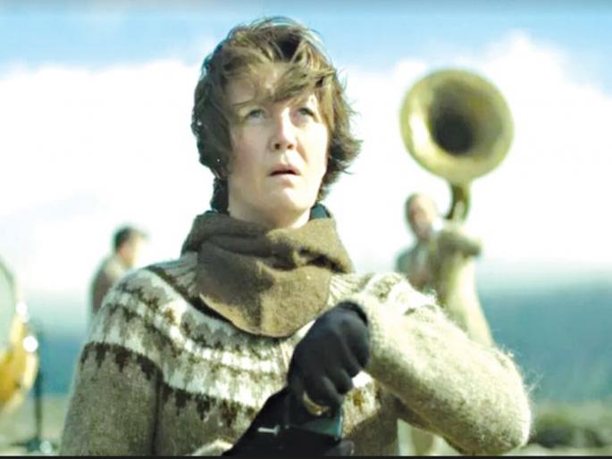 Why did the hill woman have to face a violent fight? | पहाडी महिलेला हिंस्र लढय़ात का उतरावे लागले? Why did the hill woman have to face a violent fight? | पहाडी महिलेला हिंस्र लढय़ात का उतरावे लागले?