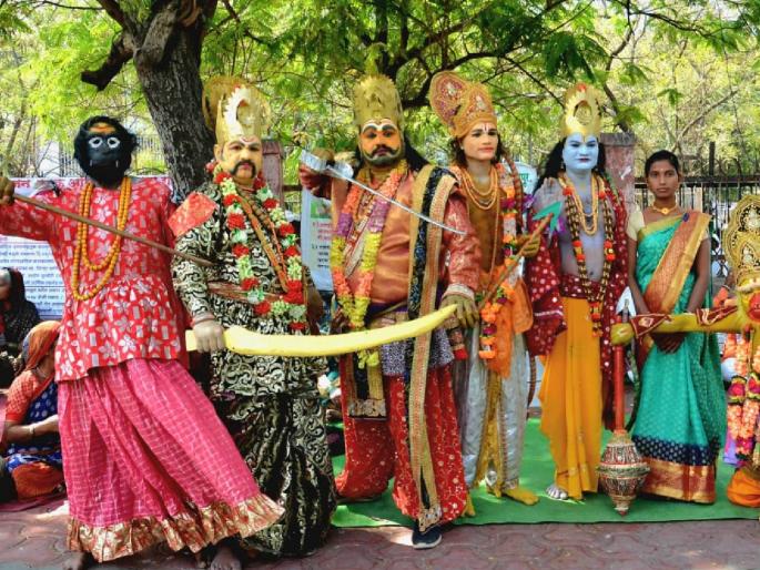 Gods and demons appeared in front of the Collectorate Demand for increase in salary of senior artists | जिल्हाधिकारी कार्यालयासमोर प्रकटले देव-राक्षस; वृद्ध कलावंतांच्या मानधनात वाढ करण्याची मागणी Gods and demons appeared in front of the Collectorate Demand for increase in salary of senior artists | जिल्हाधिकारी कार्यालयासमोर प्रकटले देव-राक्षस; वृद्ध कलावंतांच्या मानधनात वाढ करण्याची मागणी