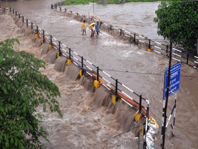 Flood to Godavari: Dutondya Maruti's stachu sank to chest | गोदावरीला पूर : दुतोंड्या मारूतीची मुर्ती छातीपर्यंत बुडाली Flood to Godavari: Dutondya Maruti's stachu sank to chest | गोदावरीला पूर : दुतोंड्या मारूतीची मुर्ती छातीपर्यंत बुडाली