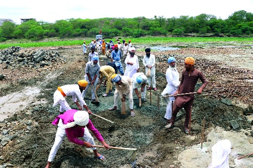 Participants in Thousands of Karsewak clean godavari | हजारो कारसेवक श्रमदानात सहभागी Participants in Thousands of Karsewak clean godavari | हजारो कारसेवक श्रमदानात सहभागी