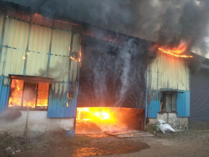 Fire in Furniture godawoon in Pune; Luckily the misery was avoided | पुण्यात फर्निचर गोदामाला आग; सुदैवाने अनर्थ टळला Fire in Furniture godawoon in Pune; Luckily the misery was avoided | पुण्यात फर्निचर गोदामाला आग; सुदैवाने अनर्थ टळला