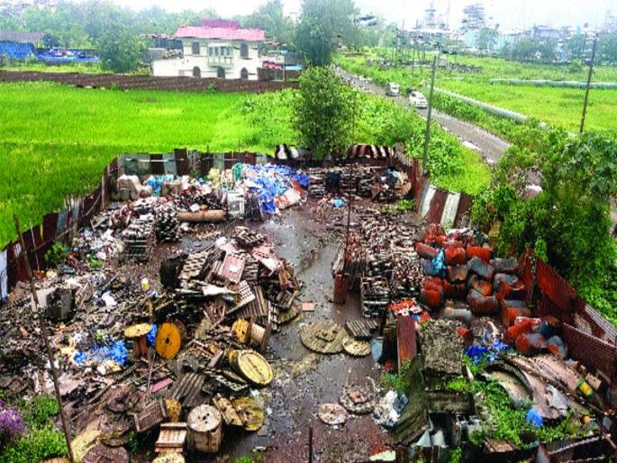 Unauthorized warehouse harms the locals, the risk of explosion by chemicals | अनधिकृत गोदामाचा स्थानिकांना त्रास, रसायनांमुळे स्फोटाचा धोका Unauthorized warehouse harms the locals, the risk of explosion by chemicals | अनधिकृत गोदामाचा स्थानिकांना त्रास, रसायनांमुळे स्फोटाचा धोका