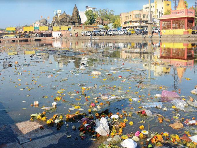 Godavari polluted in Nashik, health of human & aquaculture deteriorated | नाशकात गोदावरीचे गटारीकरण, जलचर, माणसांचे आरोग्य बिघडले Godavari polluted in Nashik, health of human & aquaculture deteriorated | नाशकात गोदावरीचे गटारीकरण, जलचर, माणसांचे आरोग्य बिघडले