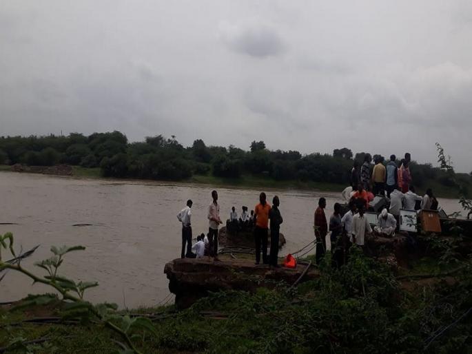 Two school boys lost who went to Godavari river for swimming in Vajapuruna | वैजापुरात गोदावरी पात्रात पोहण्यास गेलेली दोन शाळकरी मुले बुडाली Two school boys lost who went to Godavari river for swimming in Vajapuruna | वैजापुरात गोदावरी पात्रात पोहण्यास गेलेली दोन शाळकरी मुले बुडाली