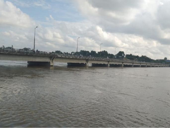 The flood crisis over Nanded in Diwali seaon due to Godawari overflow | गोदावरीचे पात्र खवळले; ऐन दिवाळीत नांदेडवर पुराचे संकट The flood crisis over Nanded in Diwali seaon due to Godawari overflow | गोदावरीचे पात्र खवळले; ऐन दिवाळीत नांदेडवर पुराचे संकट