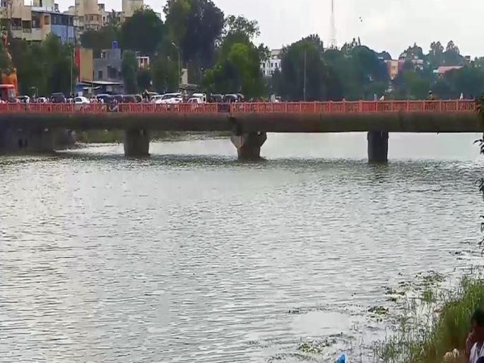 Women's strength runs to help women; The Godavari left the rivulet | स्त्री शक्ती धावली नारीच्या मदतीला; ओढण्यांचा दोर करुन सोडला गोदापात्रात