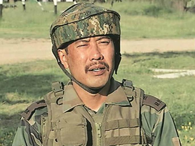 jammu kashmir major leetul gogoi who tied man to jeep questioned over woman at hotel in srinagar | तरुणीसोबत हॉटेलमध्ये गेल्याने मेजर गोगोई सापडले वादाच्या भोवऱ्यात jammu kashmir major leetul gogoi who tied man to jeep questioned over woman at hotel in srinagar | तरुणीसोबत हॉटेलमध्ये गेल्याने मेजर गोगोई सापडले वादाच्या भोवऱ्यात