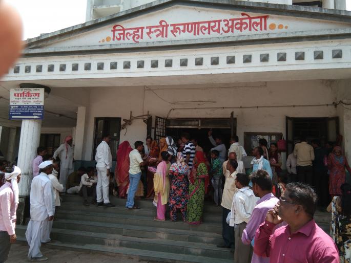 Felicitation of mothers who giving birth to girl on Gudhi padwa | नववर्षदिनी मुलींना जन्म देणाऱ्या मातांचा साडी-चोळी देऊन सन्मान Felicitation of mothers who giving birth to girl on Gudhi padwa | नववर्षदिनी मुलींना जन्म देणाऱ्या मातांचा साडी-चोळी देऊन सन्मान