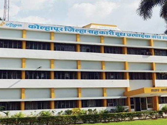 Gokul officers were stopped near Belgaum, Milk producers angry over reduction in milk price | बेळगावजवळ गोकुळच्या अधिकाऱ्यांना डांबले, दूध दरात कपात केल्यामुळे दूध उत्पादक संतप्त 