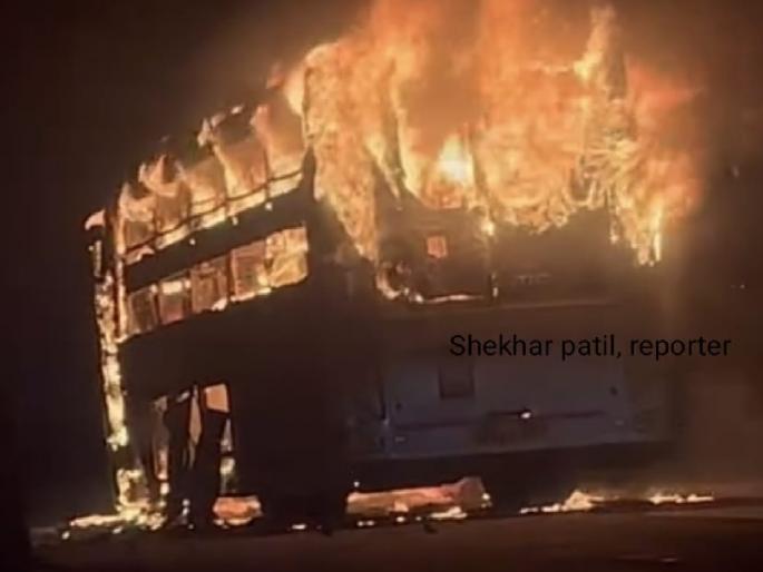 Private bus catches fire in Gokul Shirgaon Kolhapur, one dead | Kolhapur: गोकुळ शिरगाव येथे खासगी बसला आग, एकाचा मृत्यू Private bus catches fire in Gokul Shirgaon Kolhapur, one dead | Kolhapur: गोकुळ शिरगाव येथे खासगी बसला आग, एकाचा मृत्यू
