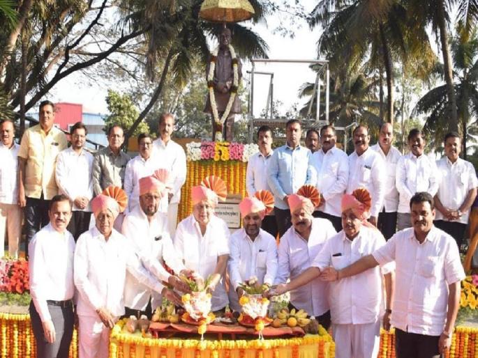 Arun Dongle will be the Assembly candidate; Minister Hasan Mushrif Pinch to KP Patil | डोंगळेंची अति स्तुती नको; नाहीतर, तेच विधानसभेची उमेदवार असतील; मंत्री मुश्रीफ यांचा ‘केपीं’ना चिमटा  Arun Dongle will be the Assembly candidate; Minister Hasan Mushrif Pinch to KP Patil | डोंगळेंची अति स्तुती नको; नाहीतर, तेच विधानसभेची उमेदवार असतील; मंत्री मुश्रीफ यांचा ‘केपीं’ना चिमटा