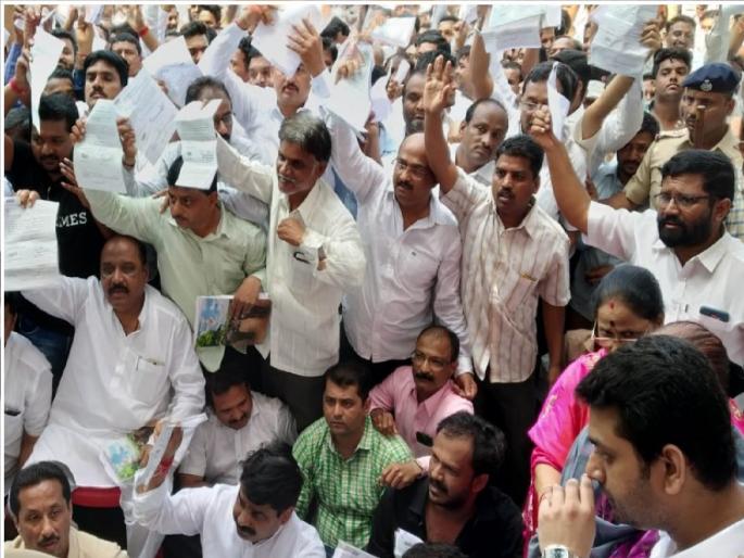 The annual general meeting of cooperative societies will be held offline | दोन वर्षांनंतर संचालक, सभासद येणार आमने-सामने; ऑनलाईन सभेमुळे सत्ताधारी होते निर्धास्त The annual general meeting of cooperative societies will be held offline | दोन वर्षांनंतर संचालक, सभासद येणार आमने-सामने; ऑनलाईन सभेमुळे सत्ताधारी होते निर्धास्त