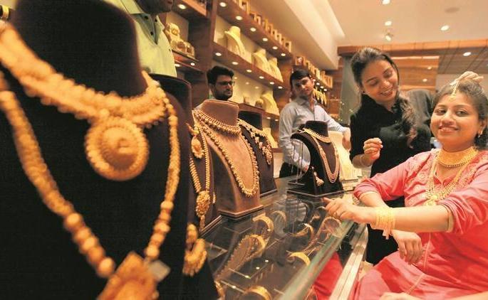 As gold became cheaper, Solapurkars became more inclined to invest | सोने स्वस्त झाल्याने गुंतवणूक करण्याकडे सोलापूरकरांचा वाढला कल As gold became cheaper, Solapurkars became more inclined to invest | सोने स्वस्त झाल्याने गुंतवणूक करण्याकडे सोलापूरकरांचा वाढला कल