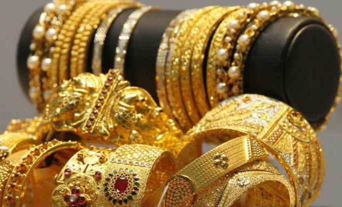 Emphasis on small jewelry; The recession hit the bull market | छोट्या दागिन्यांवर भर; मंदीने सराफ बाजार झाकोळला Emphasis on small jewelry; The recession hit the bull market | छोट्या दागिन्यांवर भर; मंदीने सराफ बाजार झाकोळला