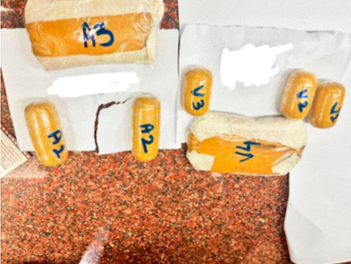 DRI seizes gold worth 4 crore 84 lakhs, four arrested; Airport staff involved | डीआरआयने पकडले ४ कोटी ८४ लाखांचे सोने, चार अटकेत; विमानतळा कर्मचाऱ्यांचा सहभाग DRI seizes gold worth 4 crore 84 lakhs, four arrested; Airport staff involved | डीआरआयने पकडले ४ कोटी ८४ लाखांचे सोने, चार अटकेत; विमानतळा कर्मचाऱ्यांचा सहभाग